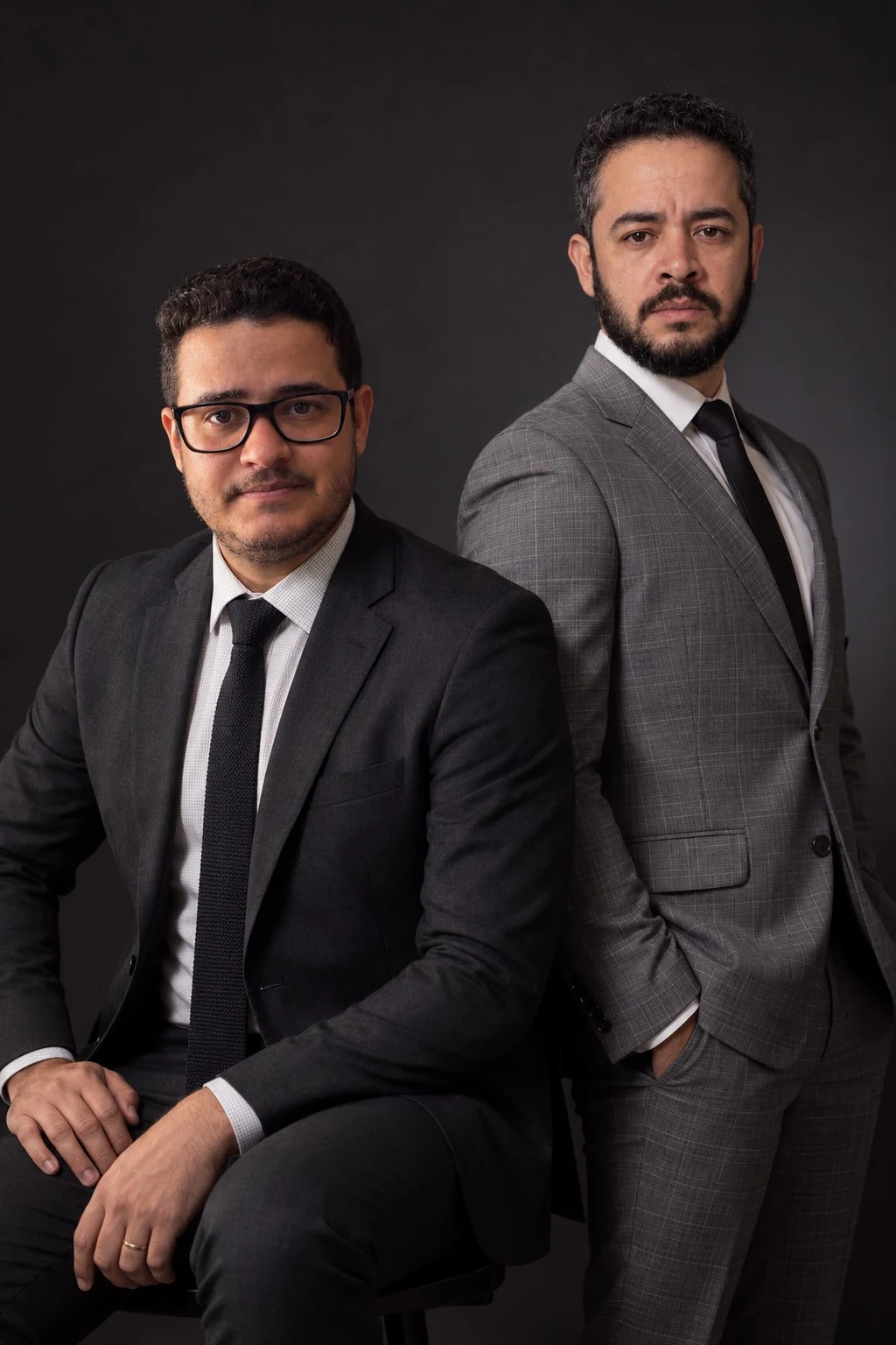 Retrato dos advogados Eduardo Dourado e Fernando Ferreira, do escritório Dourado Ferreira.